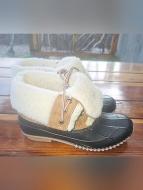 Forever 21 Cream and Black Sherpa-Lined Duck Boots